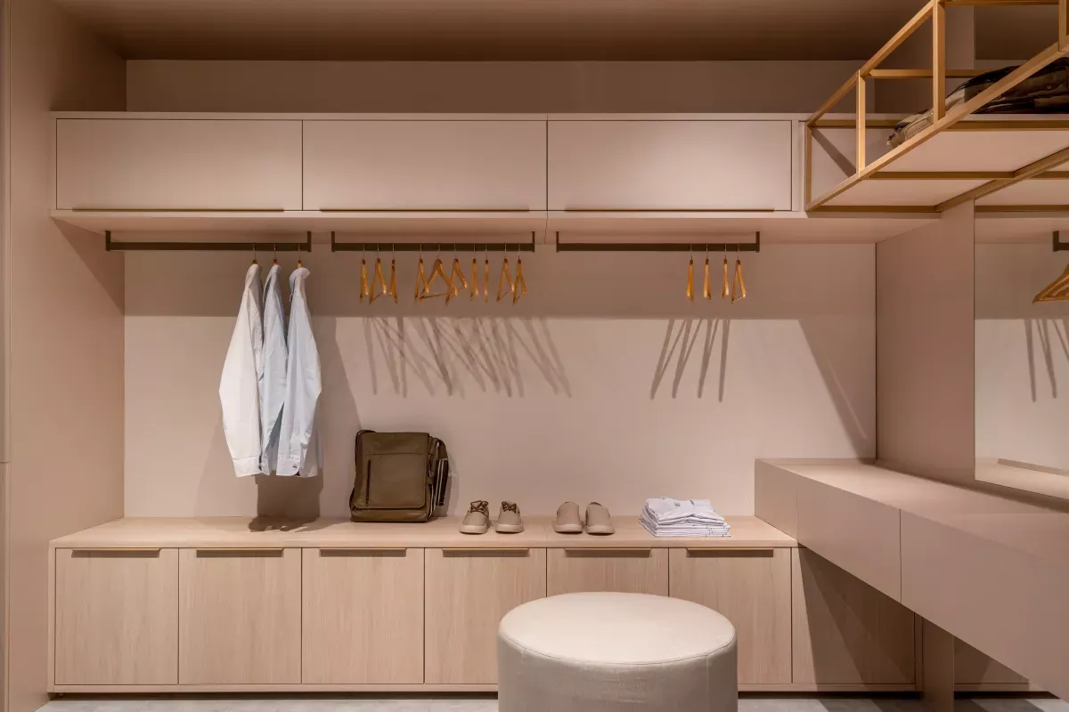 Closet planejado com iluminação embutida